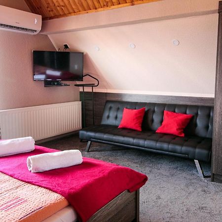 Emi Vendeghaz Hotel Balatonszárszó Buitenkant foto