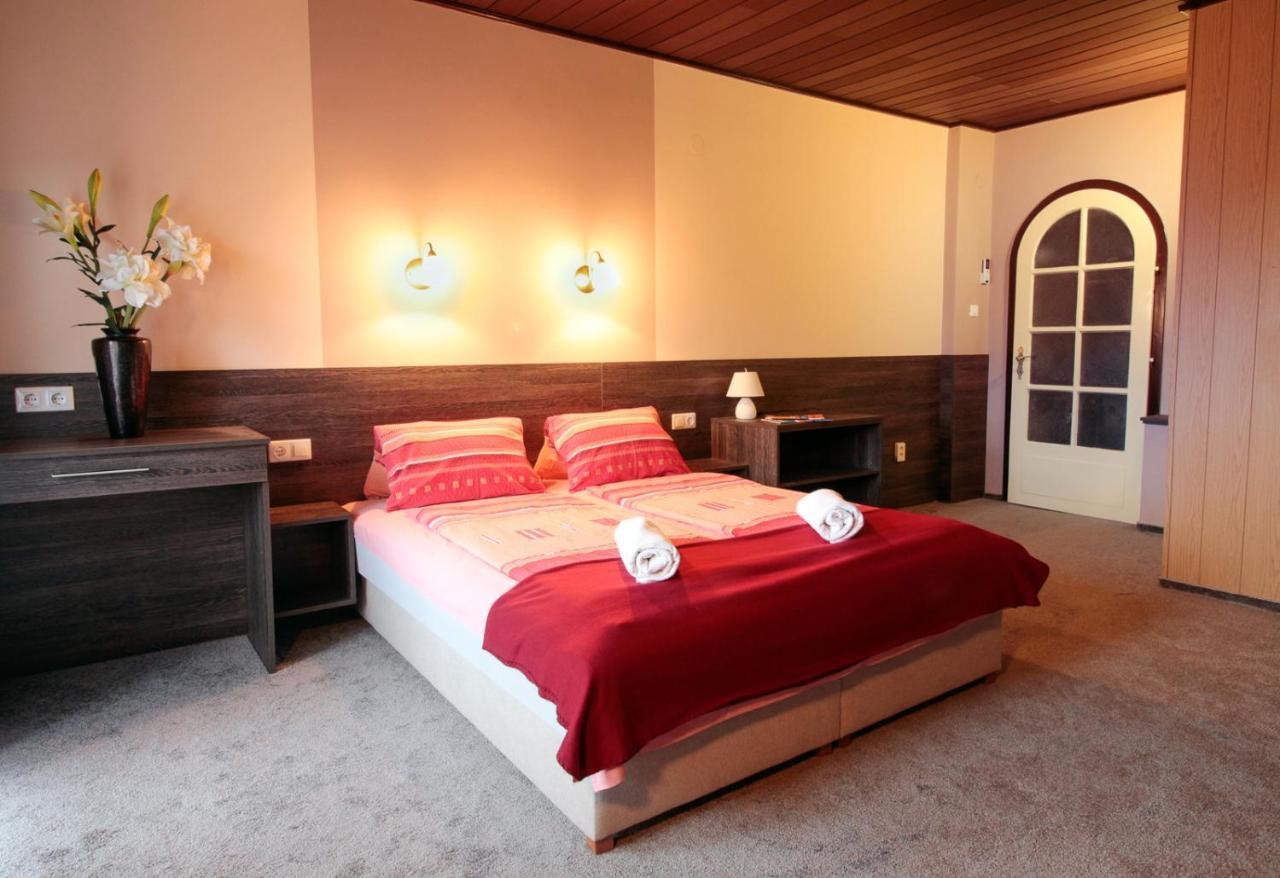 Emi Vendeghaz Hotel Balatonszárszó Buitenkant foto