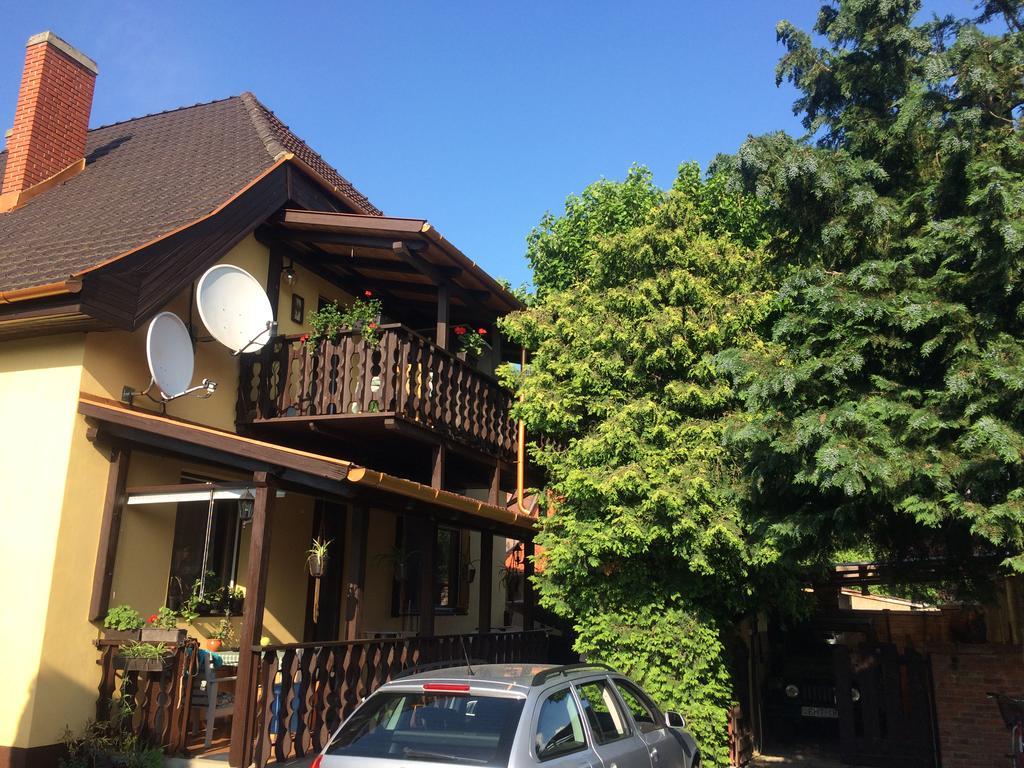 Emi Vendeghaz Hotel Balatonszárszó Buitenkant foto