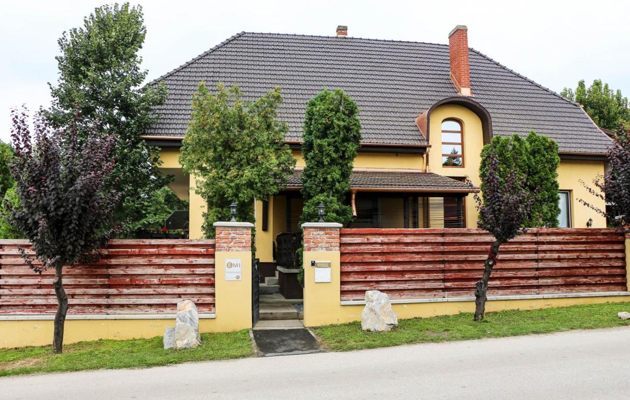Emi Vendeghaz Hotel Balatonszárszó Buitenkant foto
