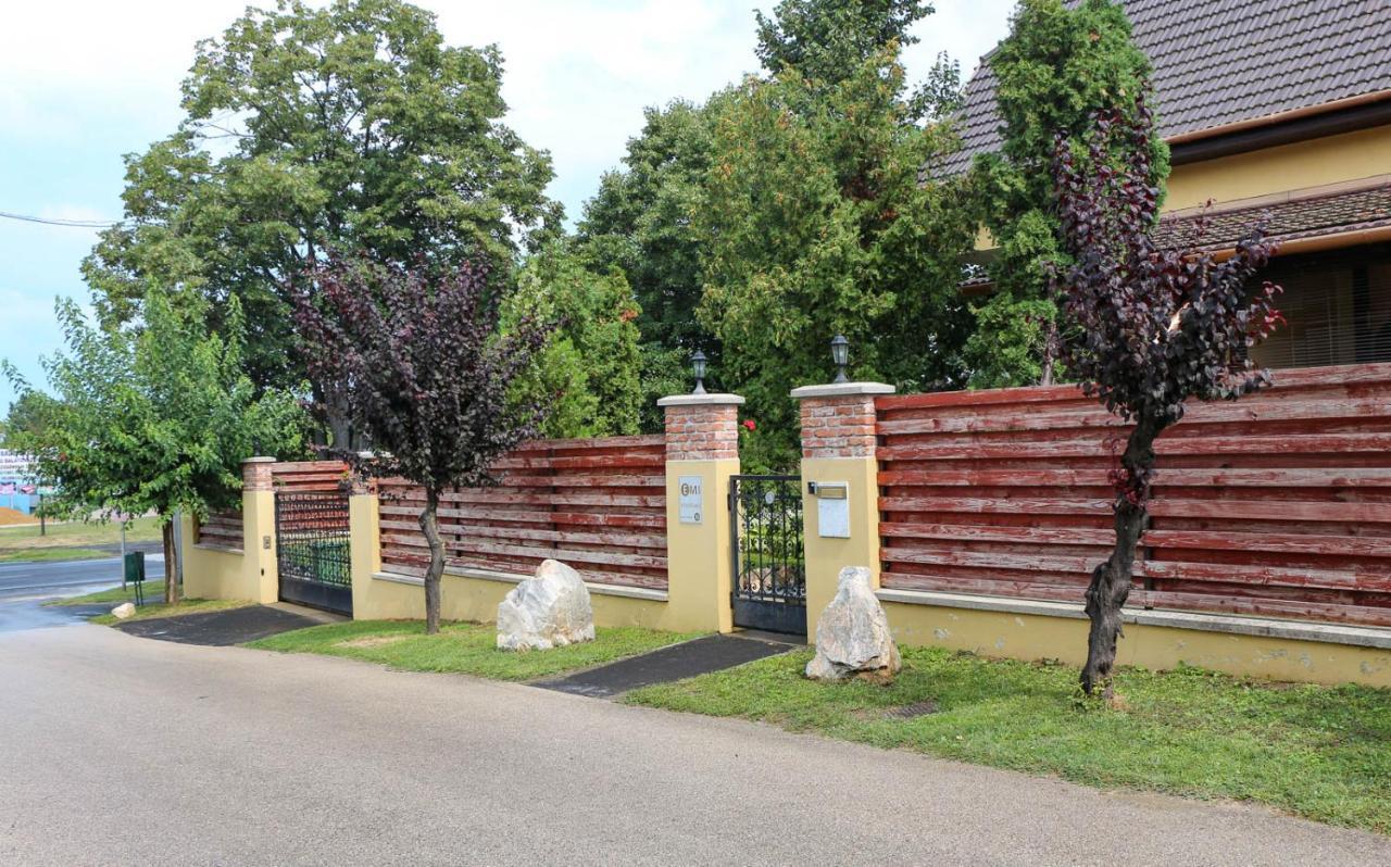 Emi Vendeghaz Hotel Balatonszárszó Buitenkant foto