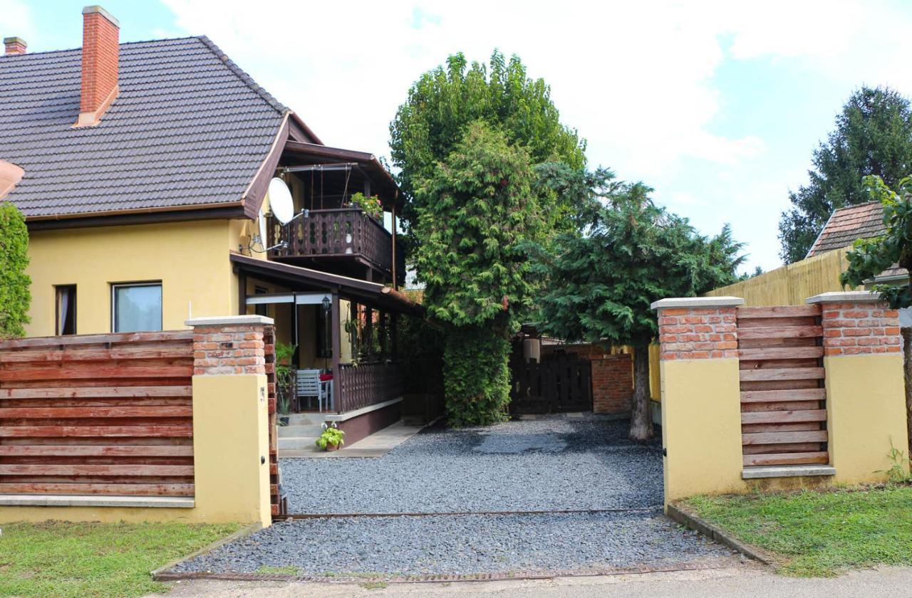 Emi Vendeghaz Hotel Balatonszárszó Buitenkant foto